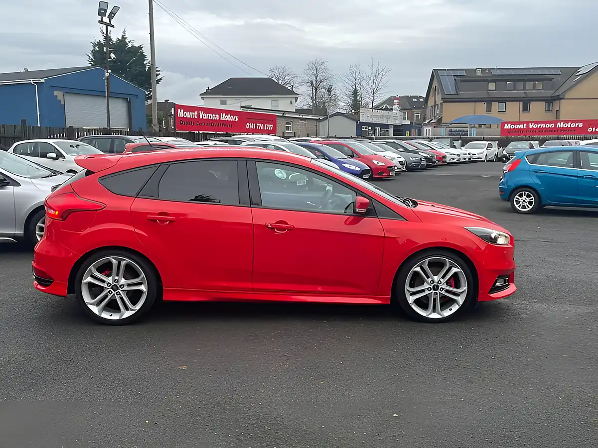 Used 2018 Ford Focus ST-3 Red - Interior and Exterior details 9