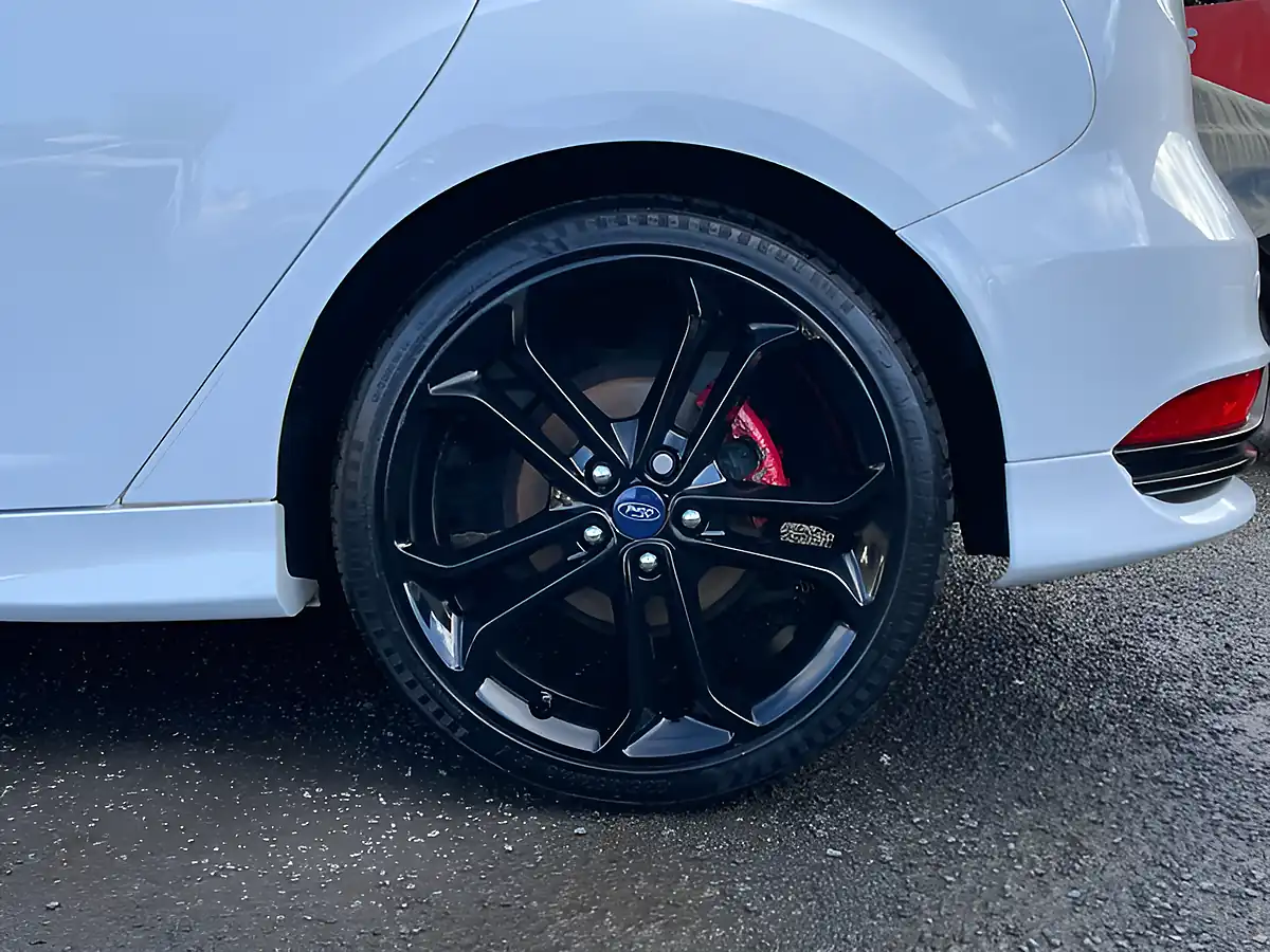 Used 2018 Ford Focus ST-3 White - Interior and Exterior details 9