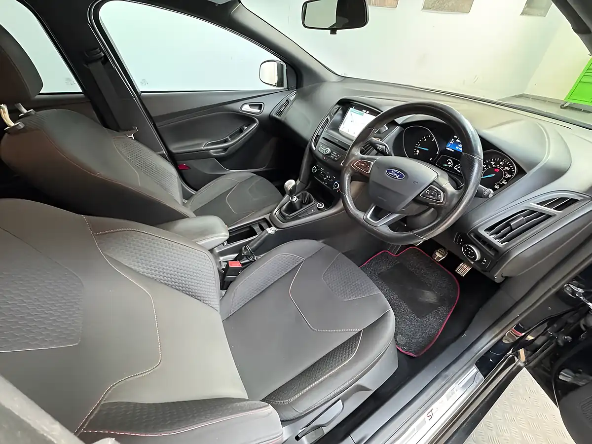 Used 2018 Ford Focus ST-Line Black - Interior and Exterior details 10