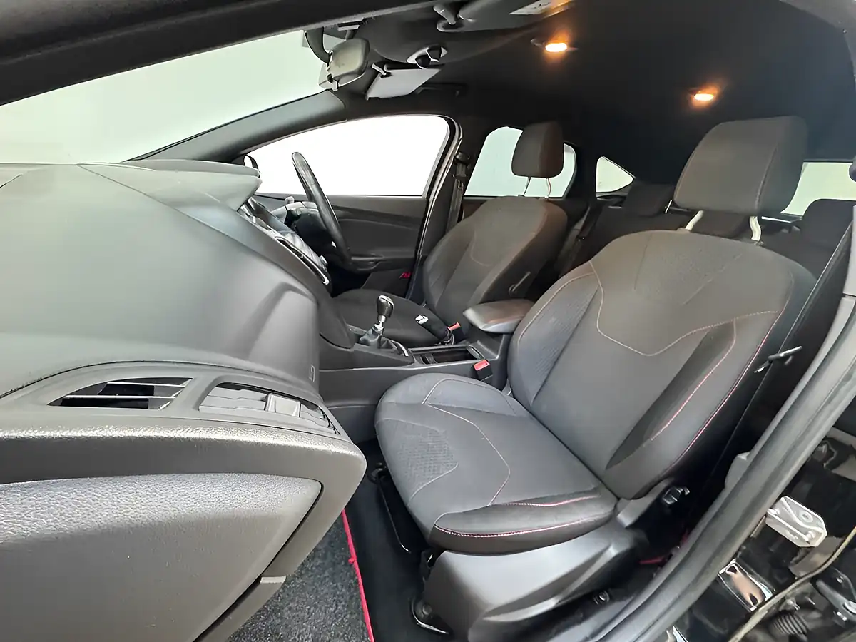 Used 2018 Ford Focus ST-Line Black - Interior and Exterior details 15