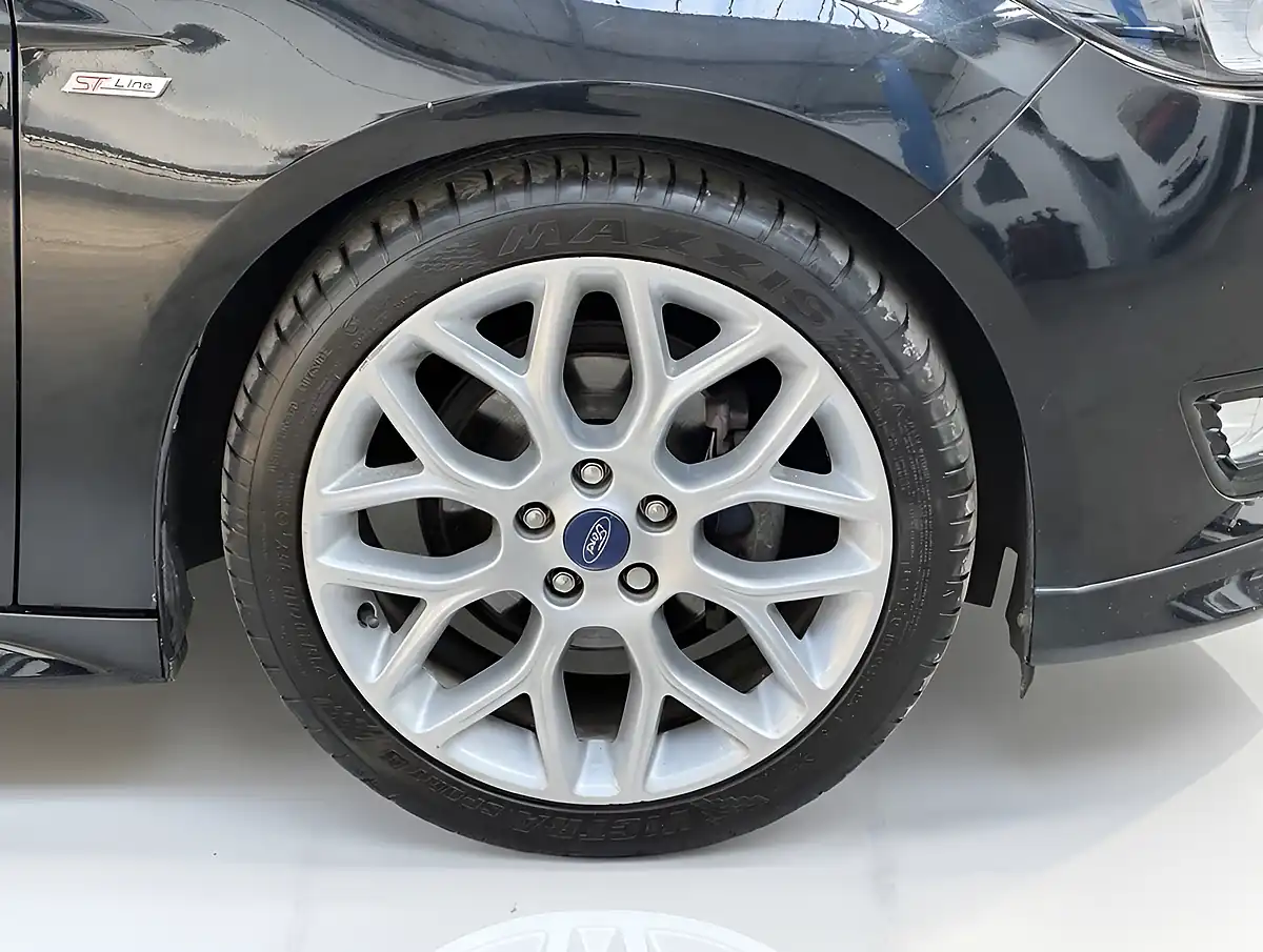 Used 2018 Ford Focus ST-Line Black - Interior and Exterior details 8