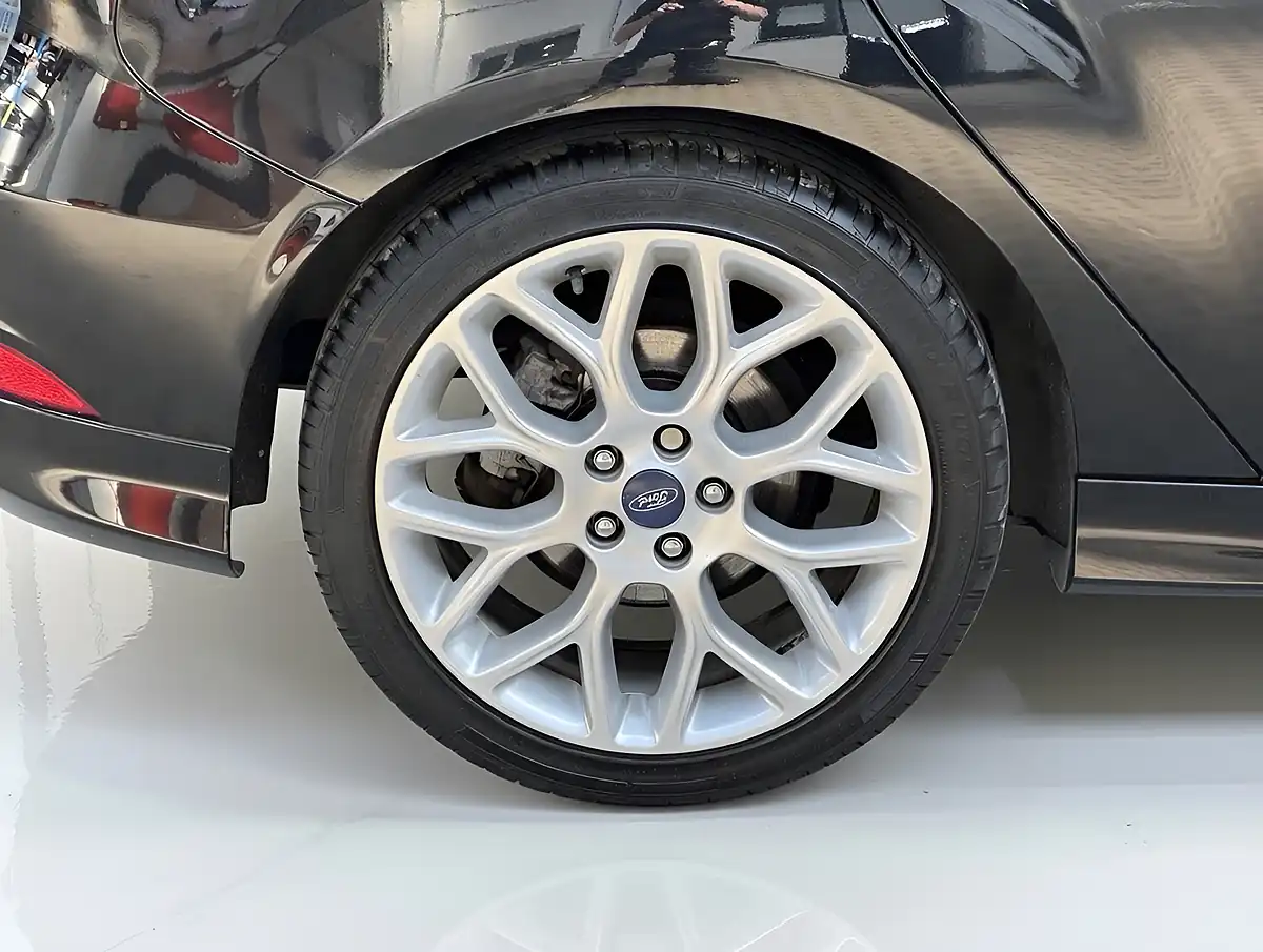 Used 2018 Ford Focus ST-Line Black - Interior and Exterior details 9