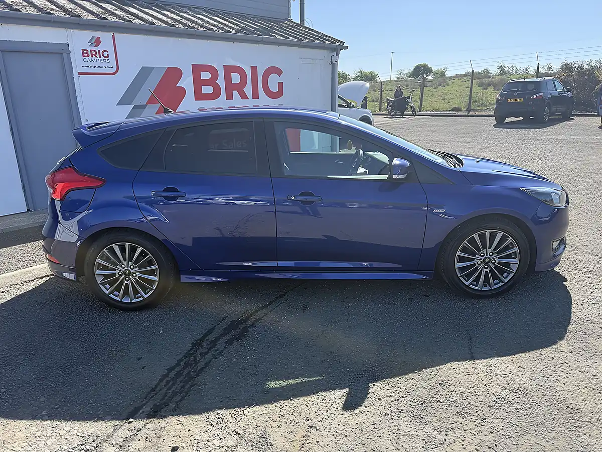 Used 2018 Ford Focus ST-Line Blue - Interior and Exterior details 10