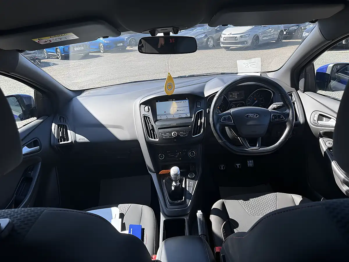 Used 2018 Ford Focus ST-Line Blue - Interior and Exterior details 12