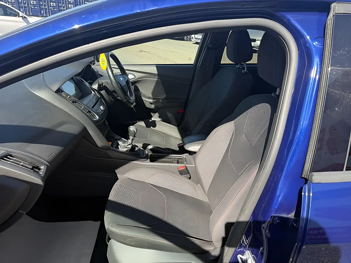 Used 2018 Ford Focus ST-Line Blue - Interior and Exterior details 13