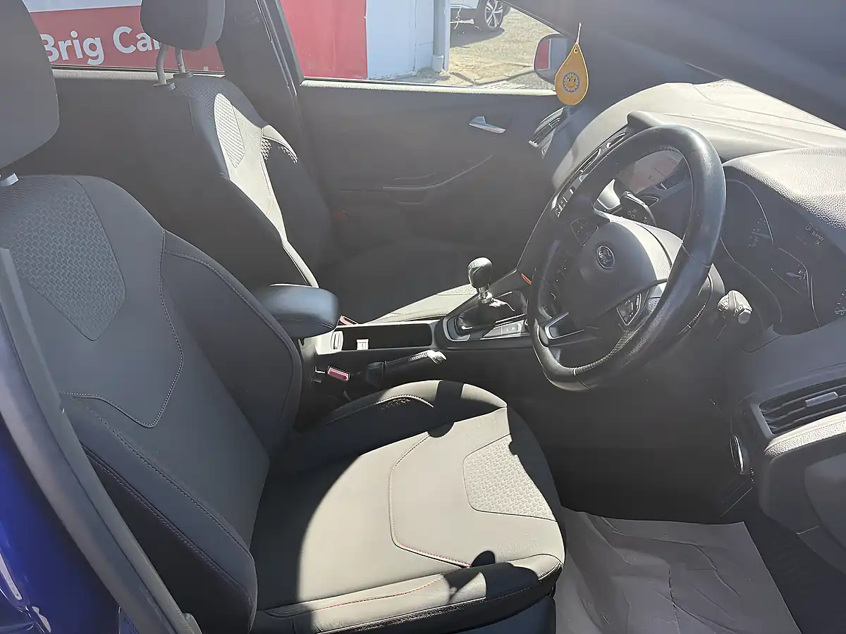 Used 2018 Ford Focus ST-Line Blue - Interior and Exterior details 14