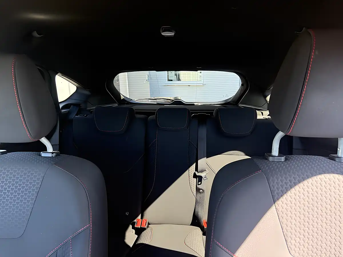 Used 2018 Ford Focus ST-Line Blue - Interior and Exterior details 15