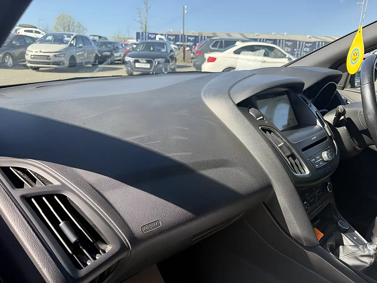 Used 2018 Ford Focus ST-Line Blue - Interior and Exterior details 19