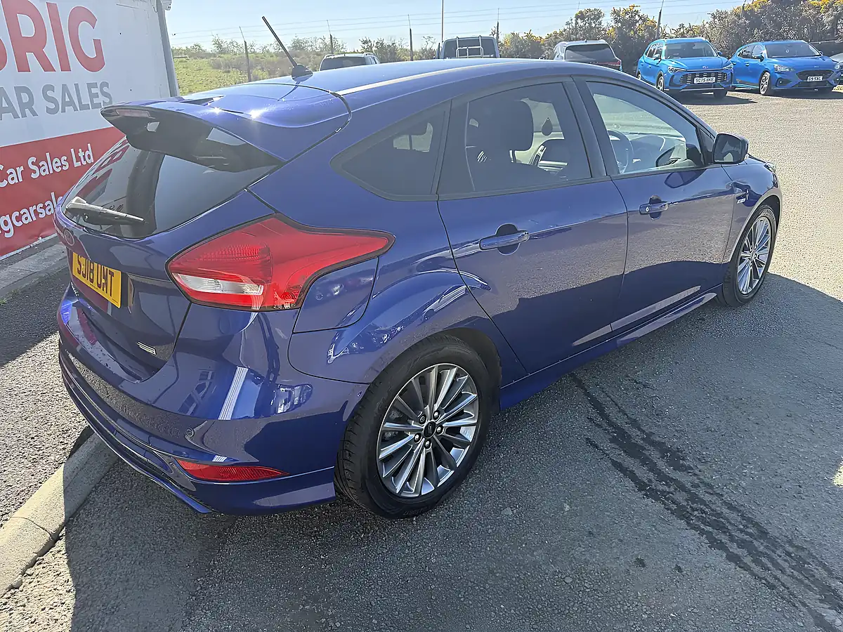 Used 2018 Ford Focus ST-Line Blue - Interior and Exterior details 2
