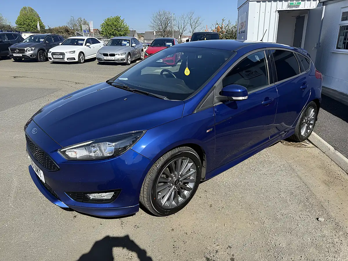 Used 2018 Ford Focus ST-Line Blue - Interior and Exterior details 4