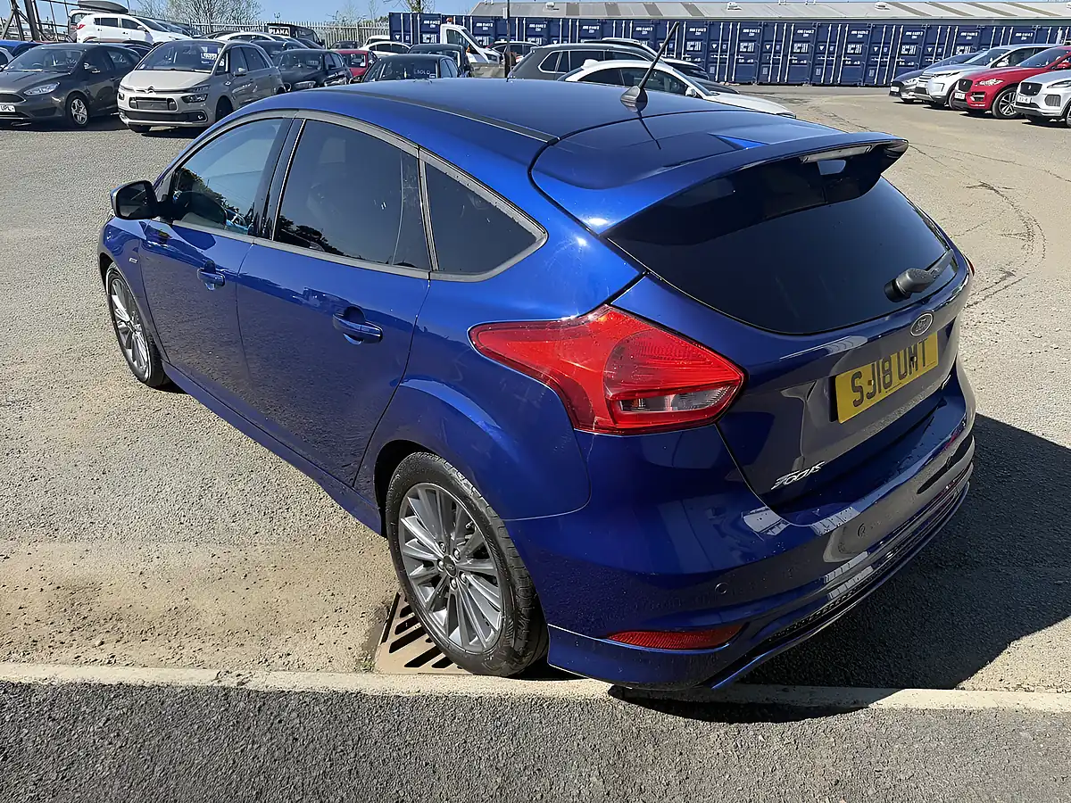 Used 2018 Ford Focus ST-Line Blue - Interior and Exterior details 5