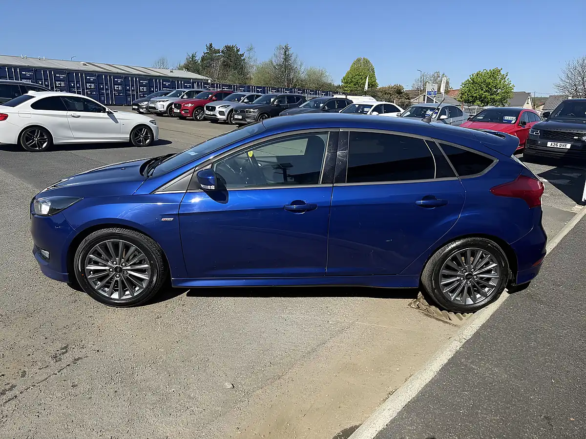 Used 2018 Ford Focus ST-Line Blue - Interior and Exterior details 6