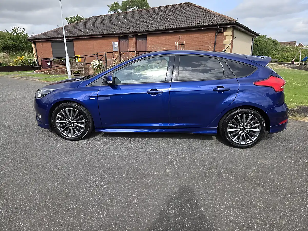 Used 2018 Ford Focus ST-Line Blue - Interior and Exterior details 11