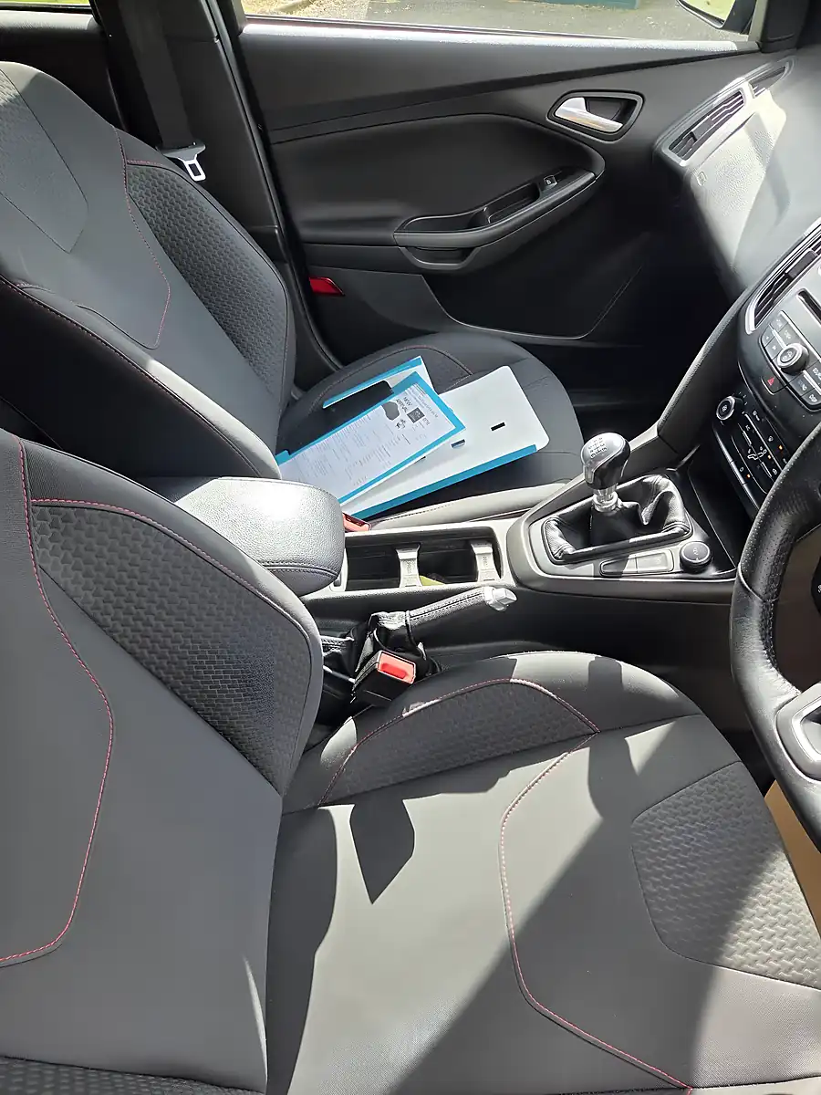Used 2018 Ford Focus ST-Line Blue - Interior and Exterior details 12