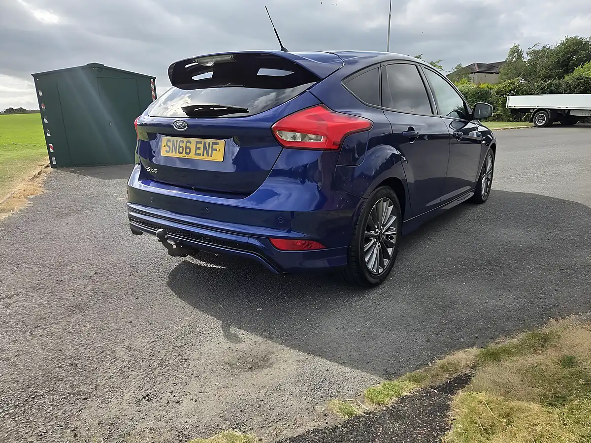Used 2018 Ford Focus ST-Line Blue - Interior and Exterior details 3