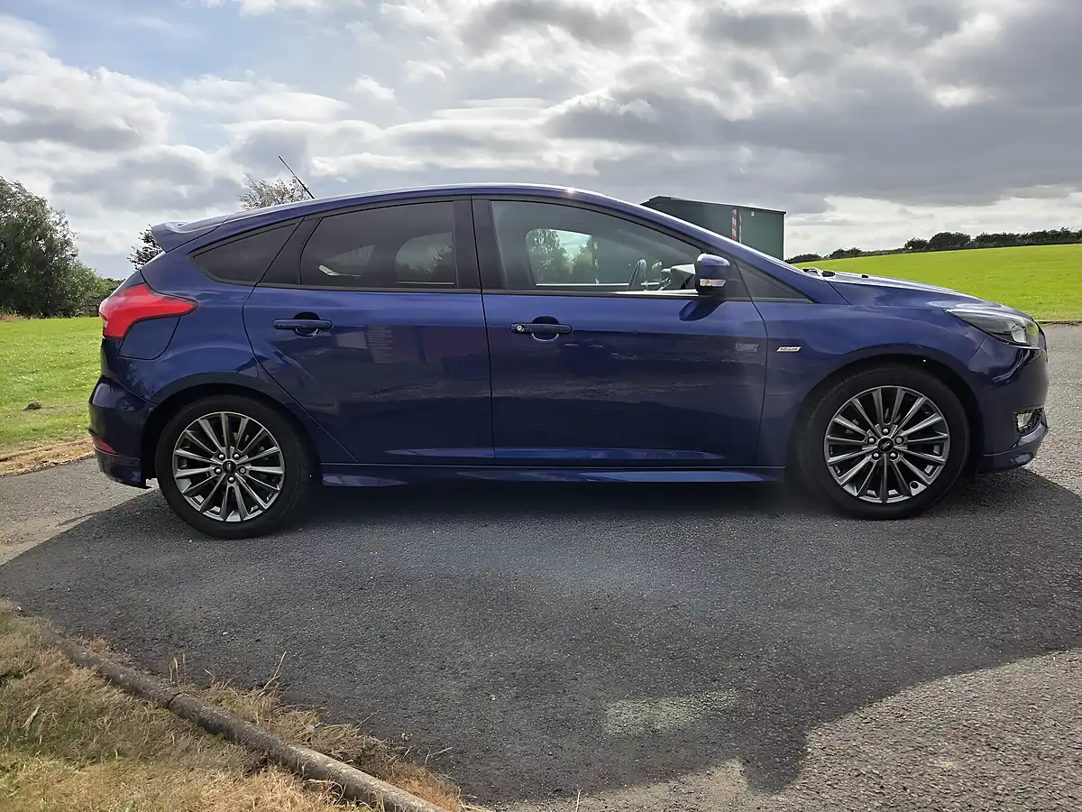 Used 2018 Ford Focus ST-Line Blue - Interior and Exterior details 4