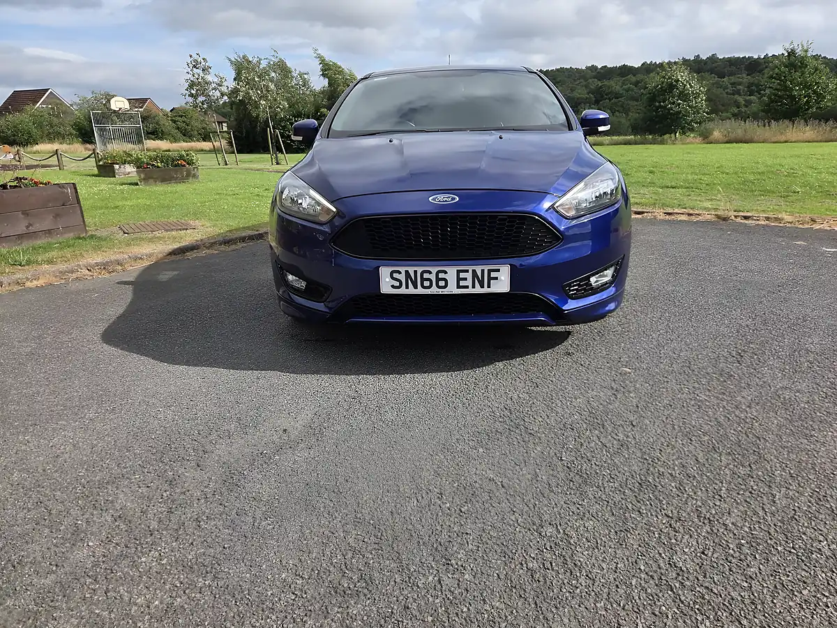 Used 2018 Ford Focus ST-Line Blue - Interior and Exterior details 6