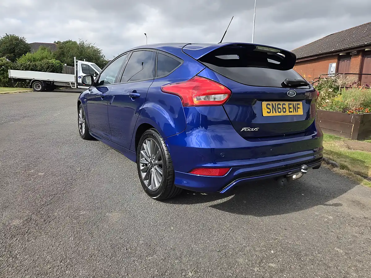Used 2018 Ford Focus ST-Line Blue - Interior and Exterior details 7