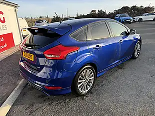 Used 2018 Ford Focus ST-Line Blue - Interior and Exterior details 2