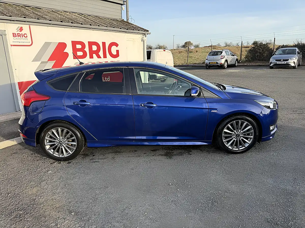 Used 2018 Ford Focus ST-Line Blue - Interior and Exterior details 5