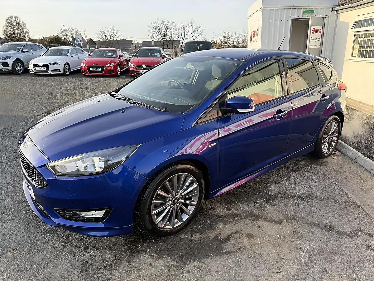 Used 2018 Ford Focus ST-Line Blue - Interior and Exterior details 7