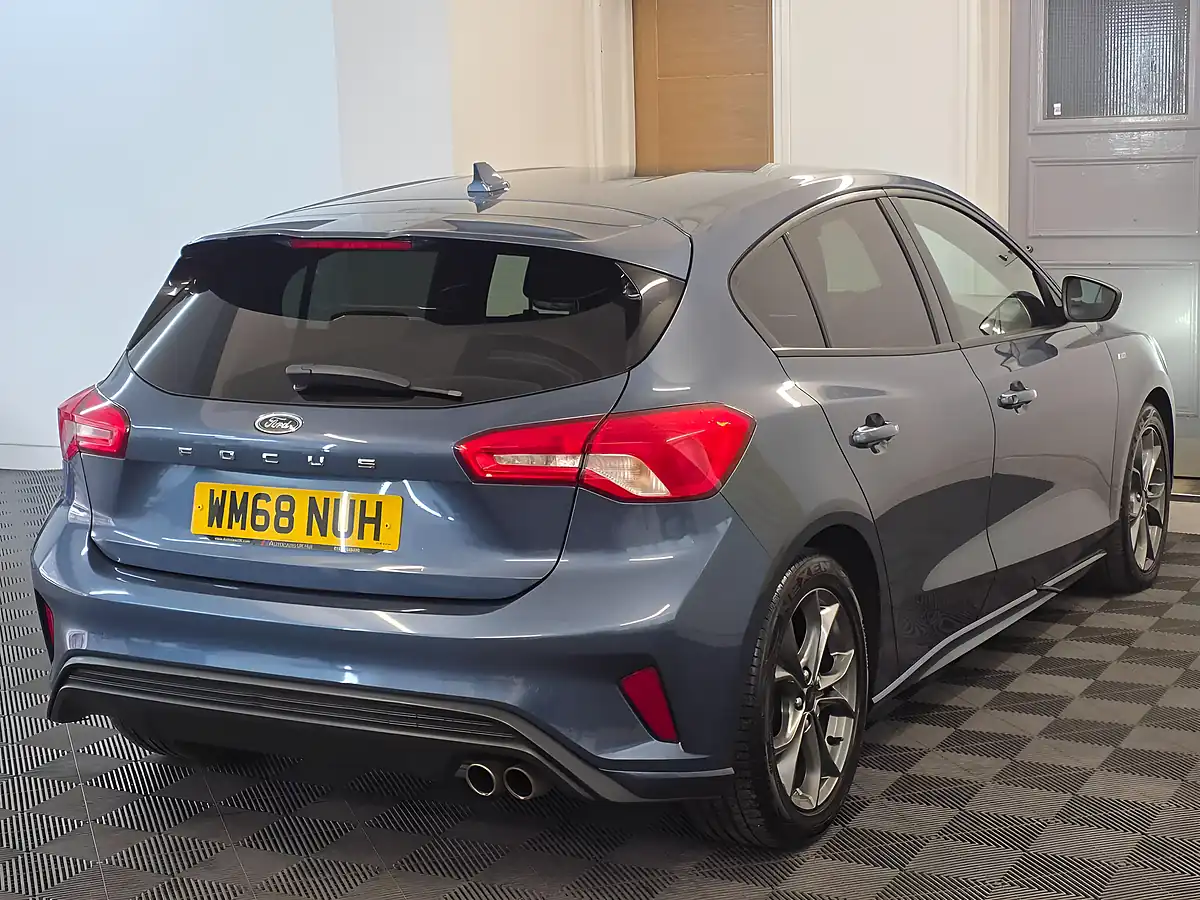Used 2018 Ford Focus ST-Line Blue - Interior and Exterior details 4