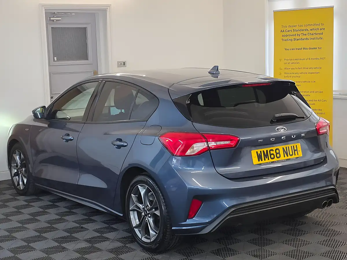 Used 2018 Ford Focus ST-Line Blue - Interior and Exterior details 6