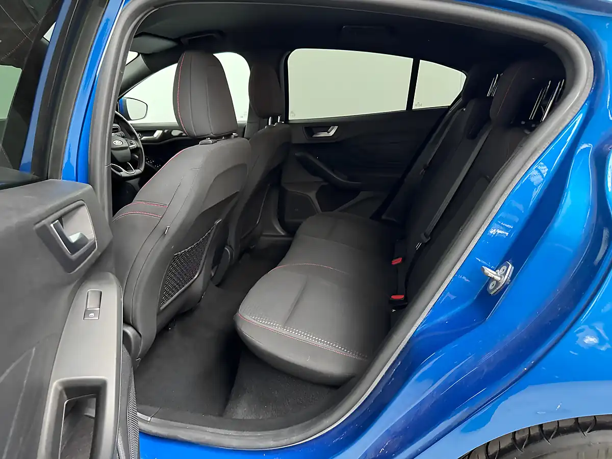 Used 2018 Ford Focus ST-Line Desert Island Blue - Interior and Exterior details 10