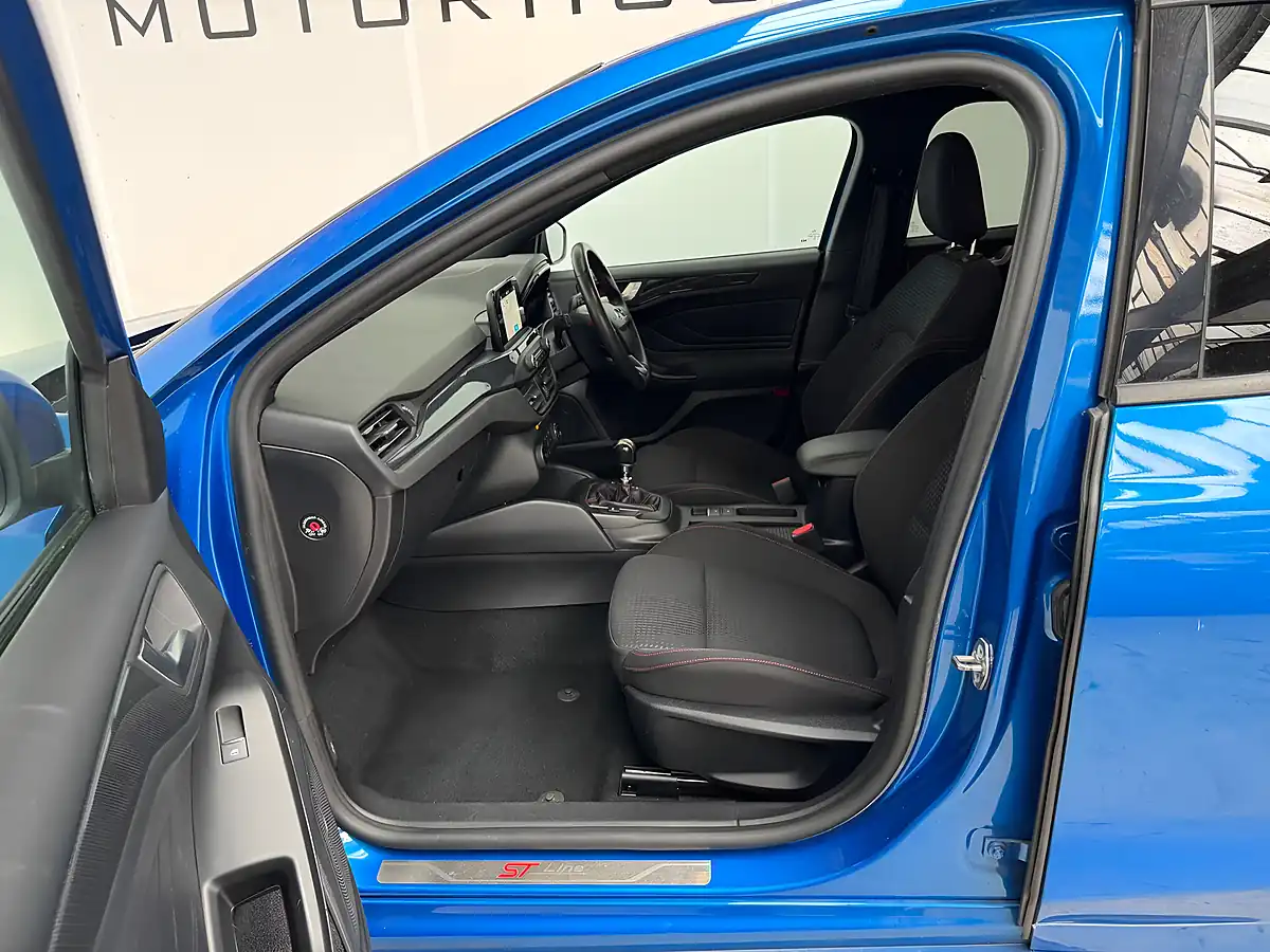 Used 2018 Ford Focus ST-Line Desert Island Blue - Interior and Exterior details 9