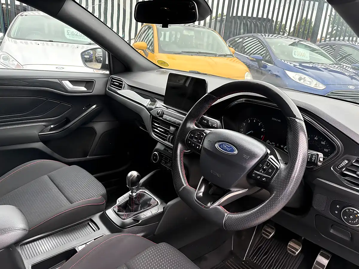 Used 2018 Ford Focus ST-Line Frozen White - Interior and Exterior details 14