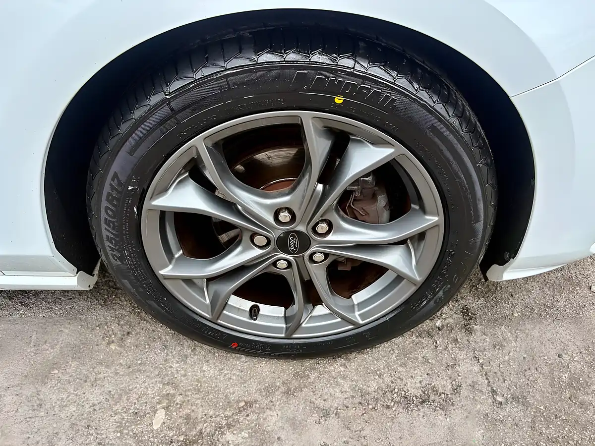 Used 2018 Ford Focus ST-Line Frozen White - Interior and Exterior details 19