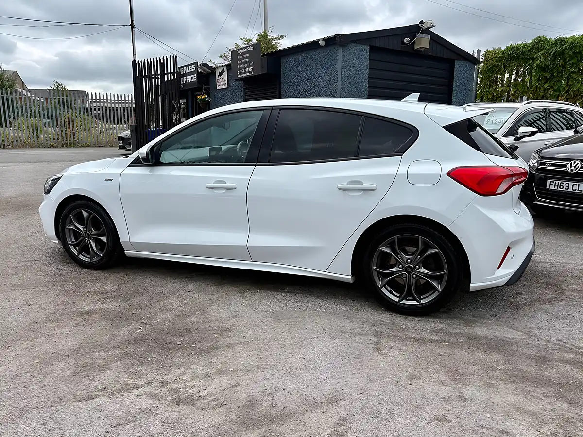 Used 2018 Ford Focus ST-Line Frozen White - Interior and Exterior details 5
