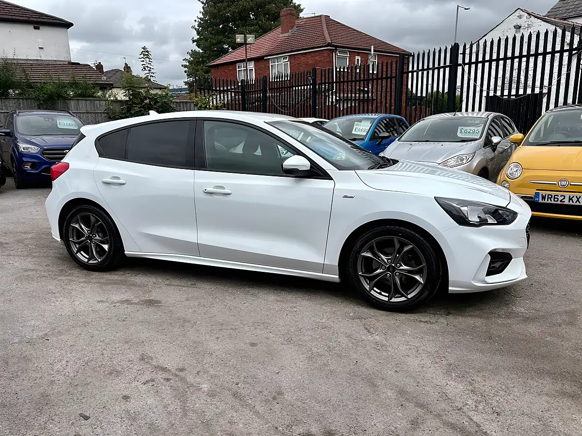 Used 2018 Ford Focus ST-Line Frozen White - Interior and Exterior details 6