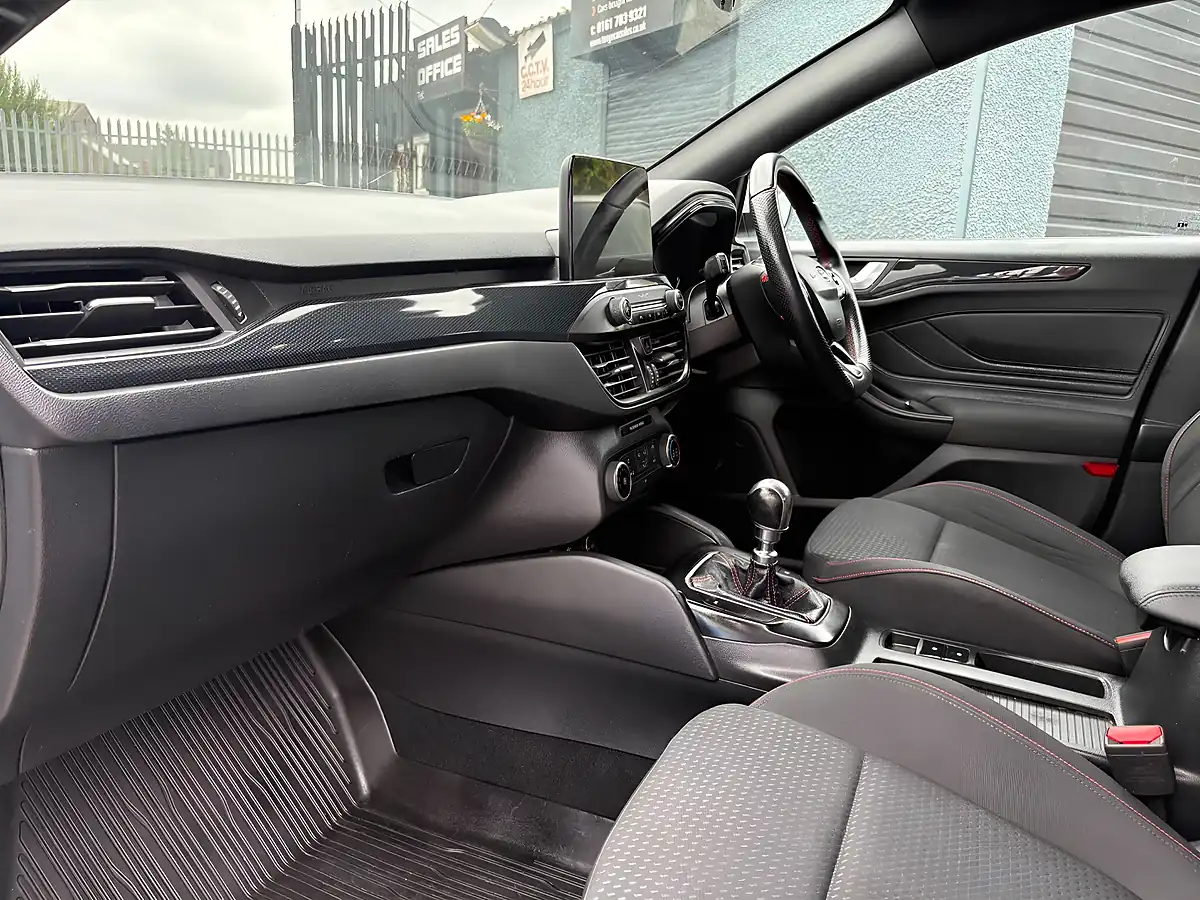 Used 2018 Ford Focus ST-Line Frozen White - Interior and Exterior details 8