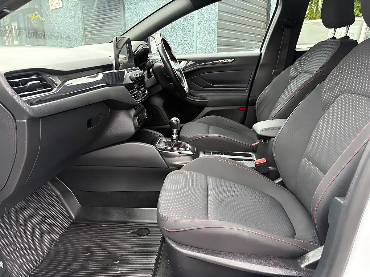 Used 2018 Ford Focus ST-Line Frozen White - Interior and Exterior details 9