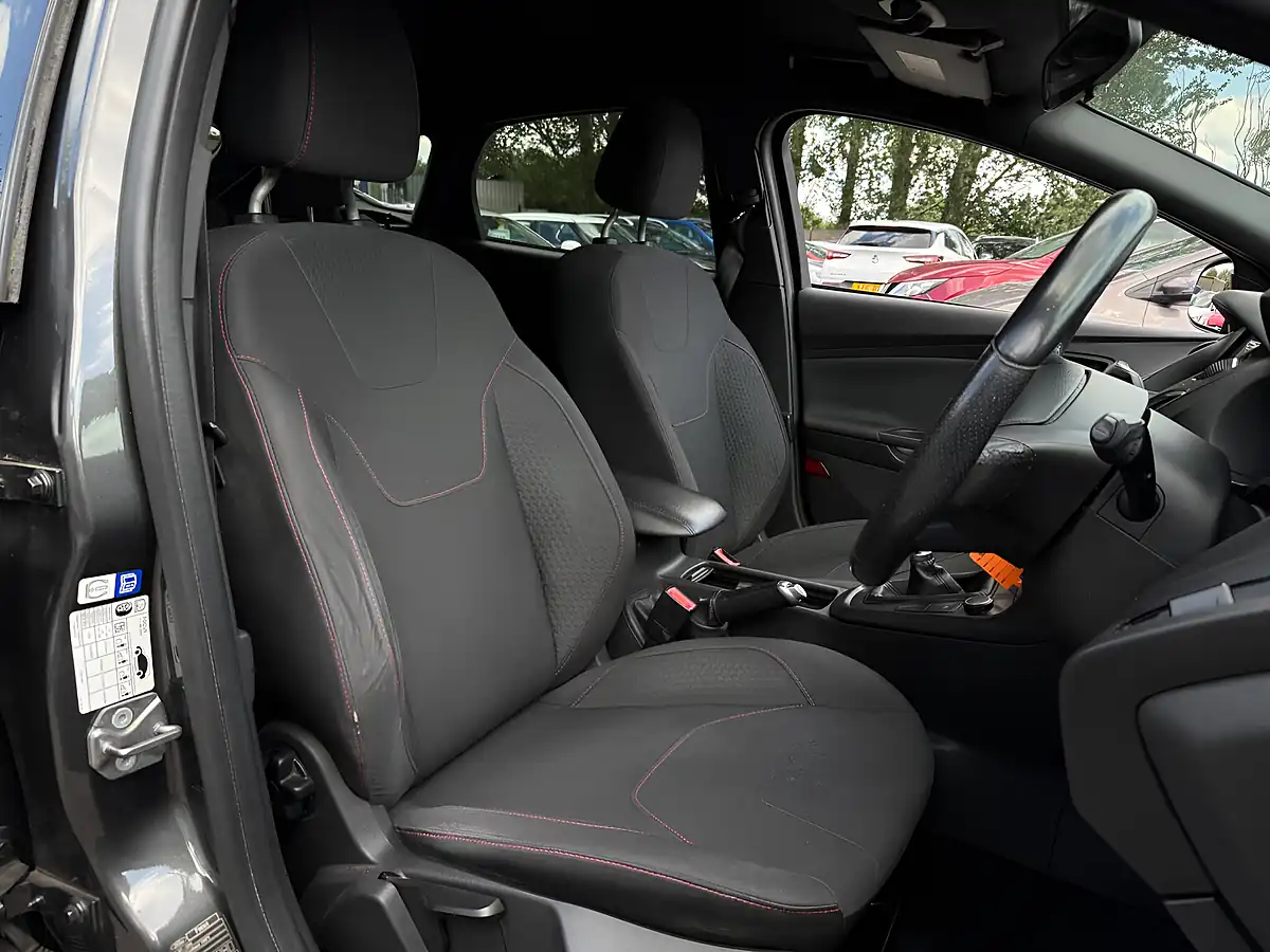 Used 2018 Ford Focus ST-Line Grey - Interior and Exterior details 10
