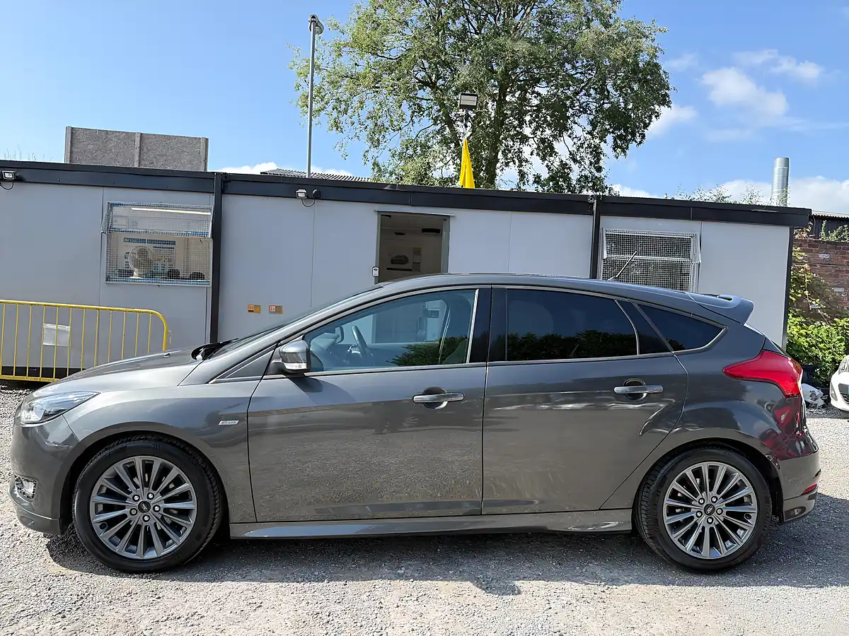 Used 2018 Ford Focus ST-Line Grey - Interior and Exterior details 4
