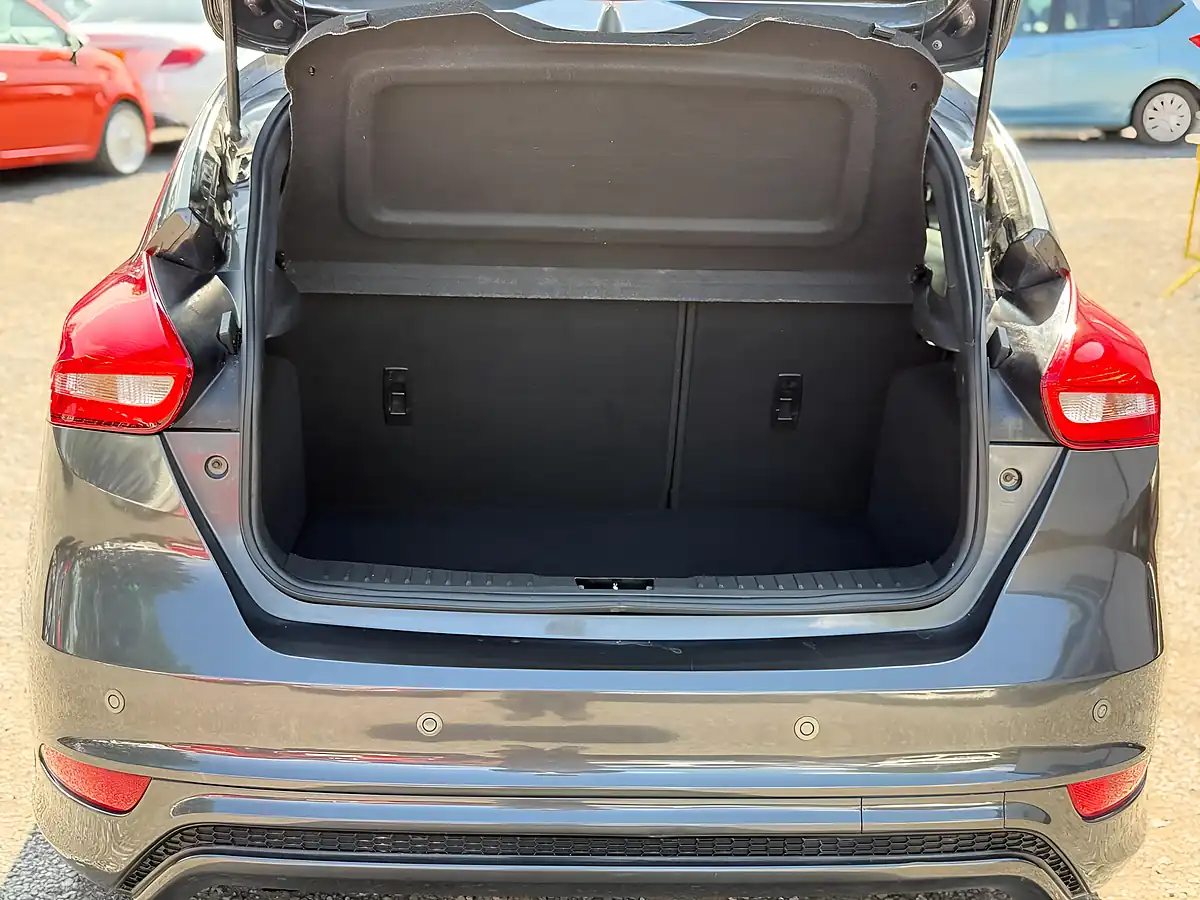 Used 2018 Ford Focus ST-Line Grey - Interior and Exterior details 7