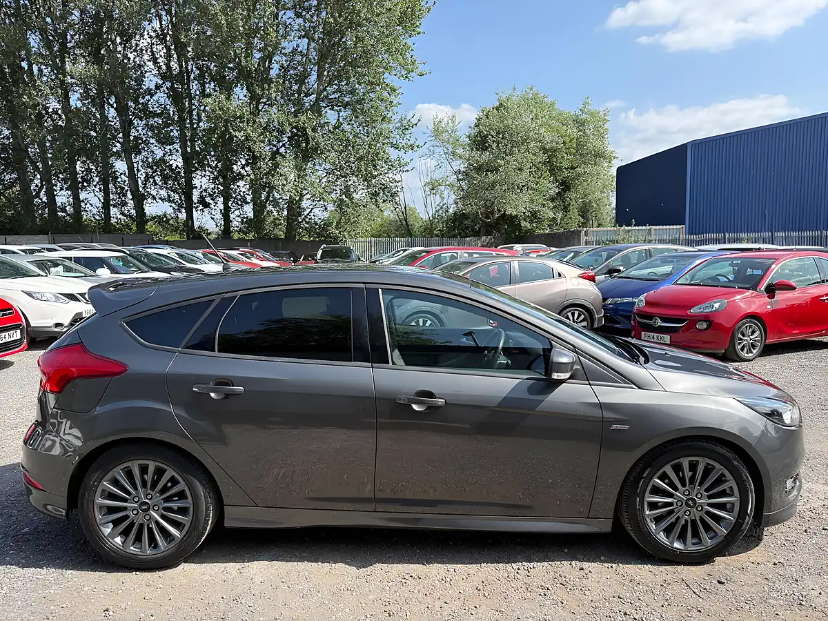 Used 2018 Ford Focus ST-Line Grey - Interior and Exterior details 9
