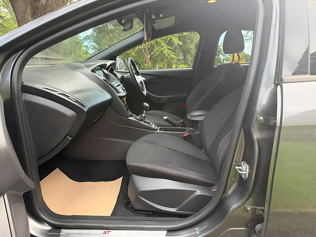 Used 2018 Ford Focus ST-Line Grey - Interior and Exterior details 9