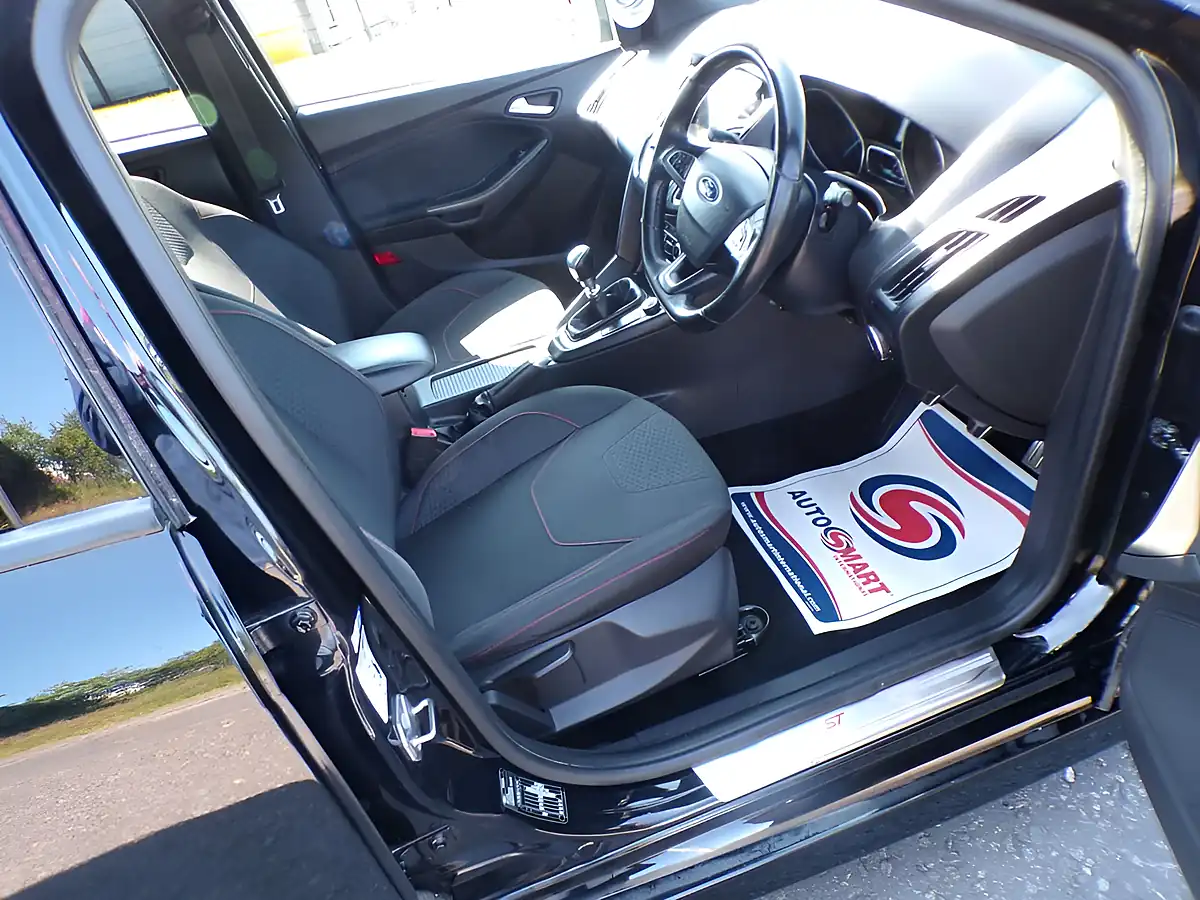 Used 2018 Ford Focus ST-Line Navigator Black - Interior and Exterior details 15