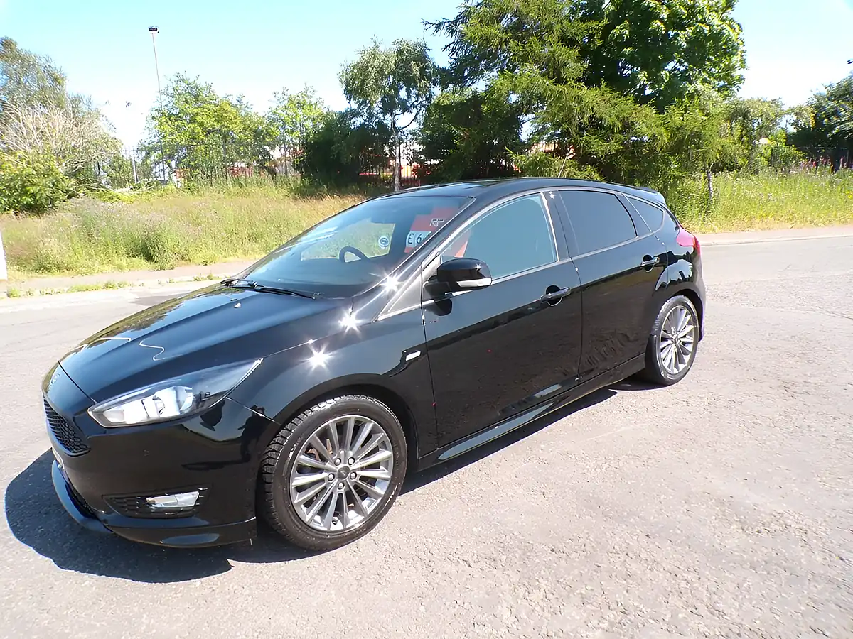 Used 2018 Ford Focus ST-Line Navigator Black - Interior and Exterior details 5