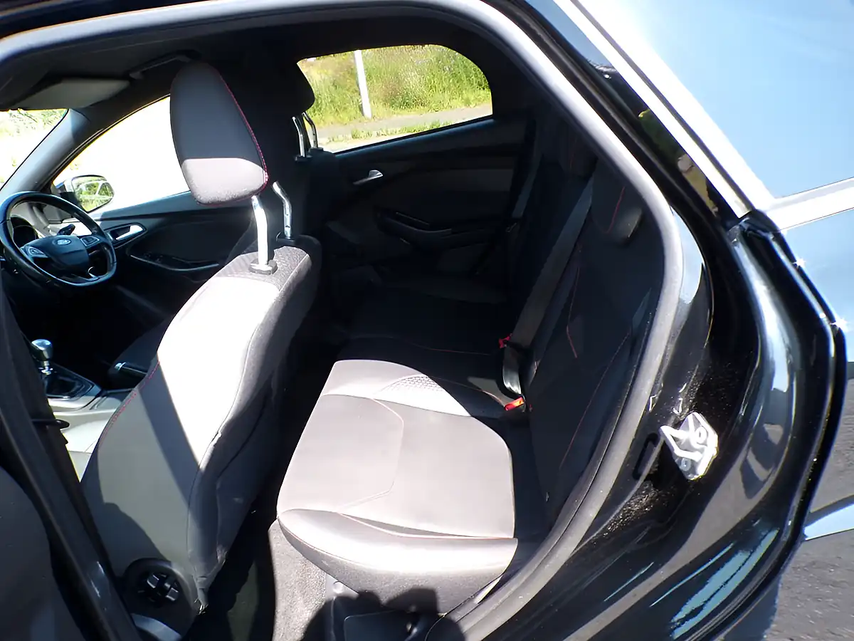 Used 2018 Ford Focus ST-Line Navigator Black - Interior and Exterior details 8