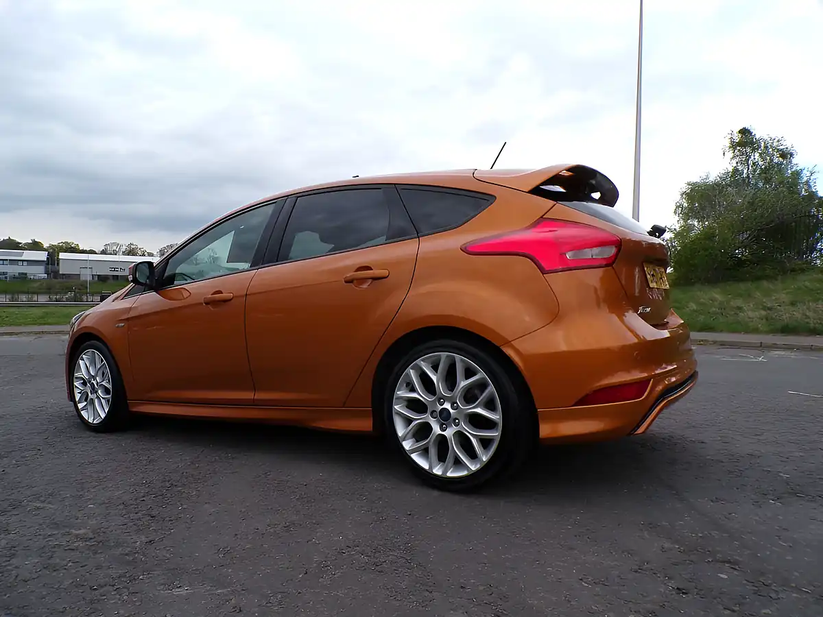 Used 2018 Ford Focus ST-Line Orange - Interior and Exterior details 10