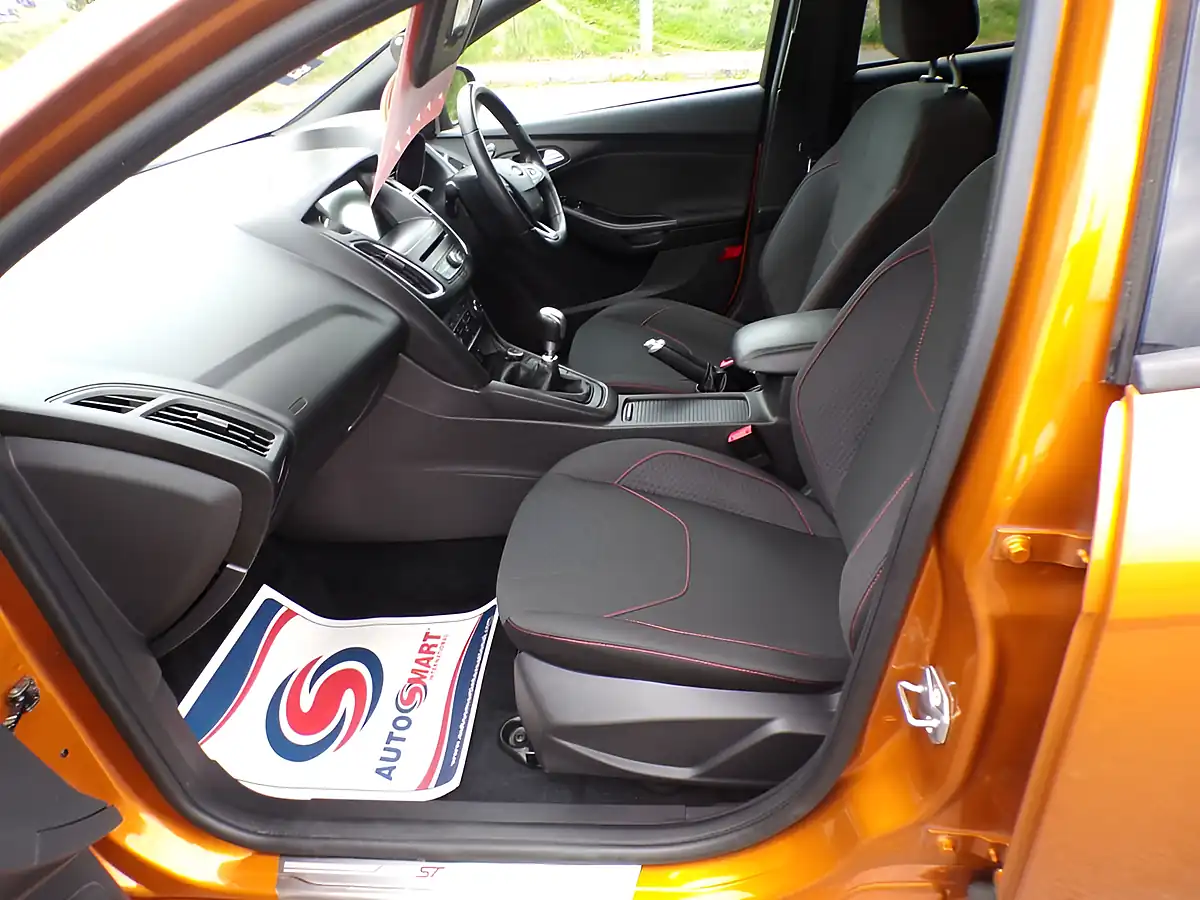 Used 2018 Ford Focus ST-Line Orange - Interior and Exterior details 11