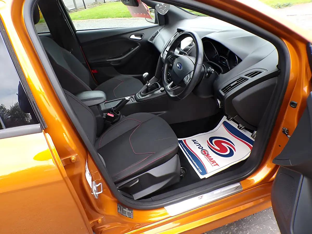 Used 2018 Ford Focus ST-Line Orange - Interior and Exterior details 3