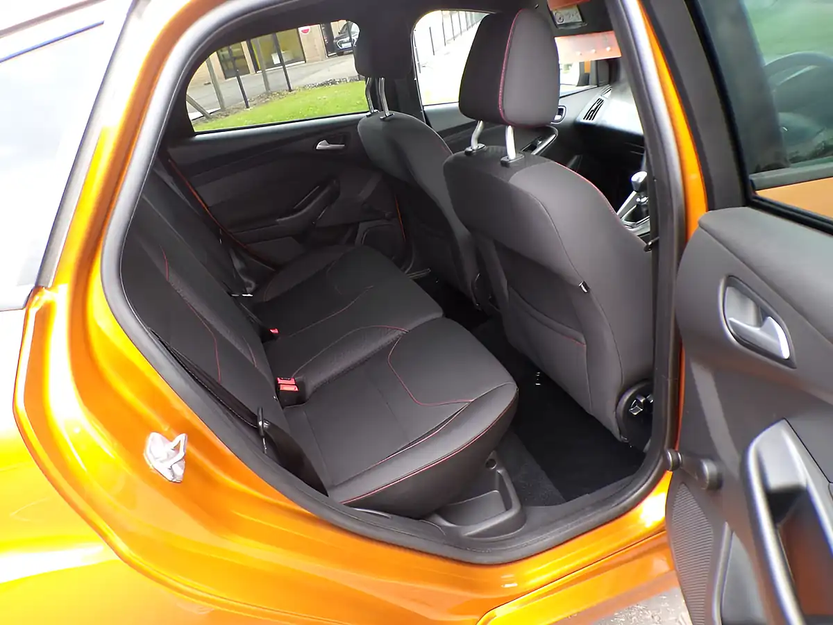 Used 2018 Ford Focus ST-Line Orange - Interior and Exterior details 4
