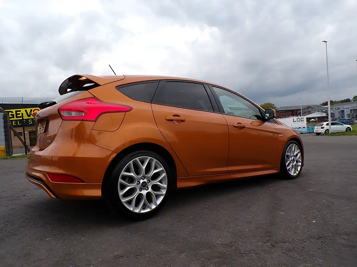 Used 2018 Ford Focus ST-Line Orange - Interior and Exterior details 7