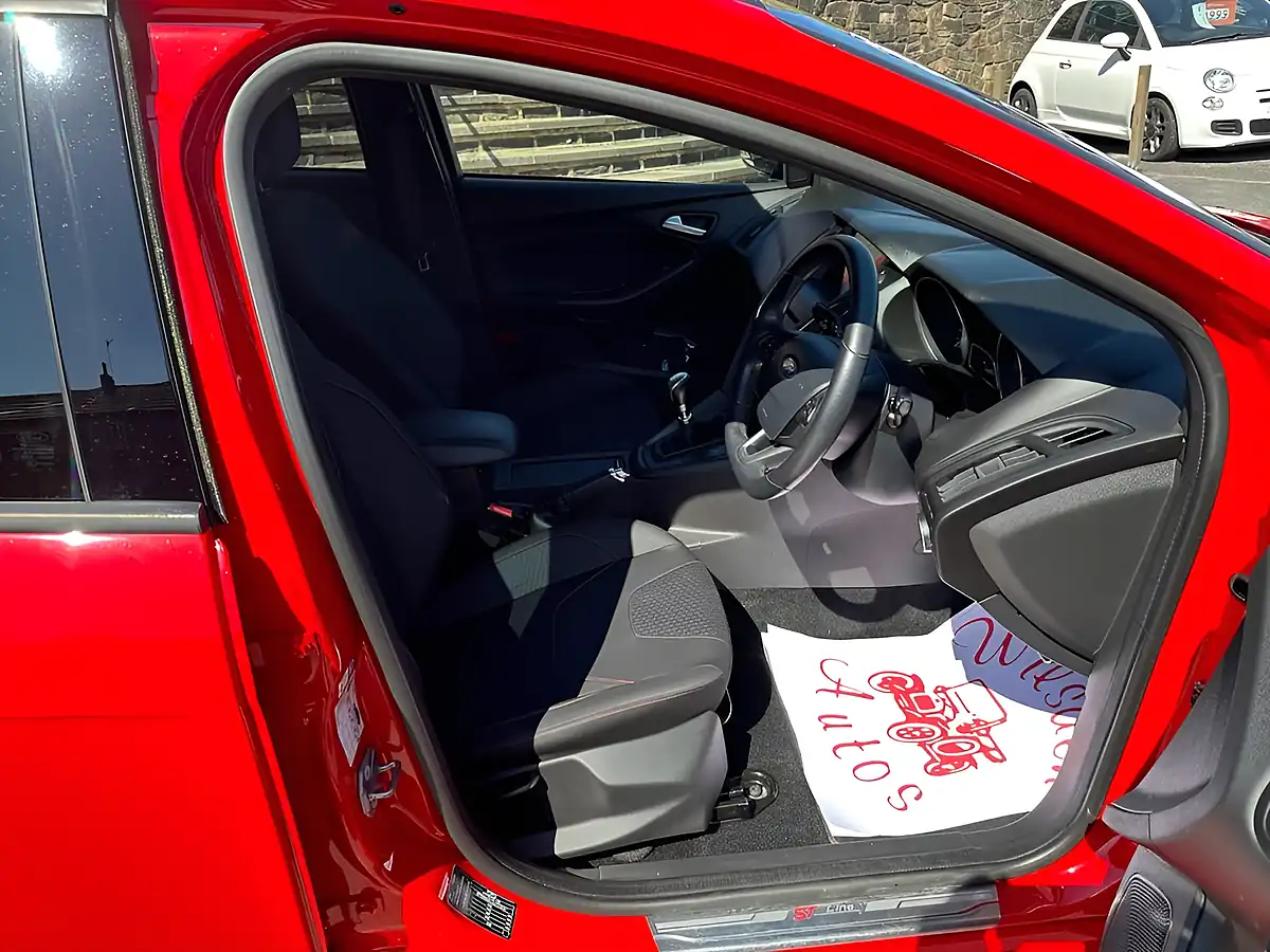 Used 2018 Ford Focus ST-Line Red - Interior and Exterior details 10