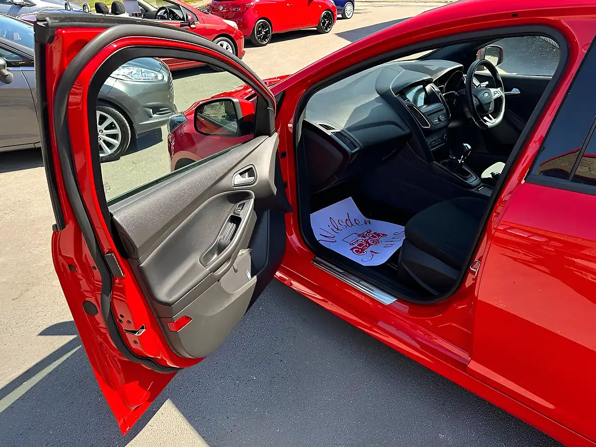 Used 2018 Ford Focus ST-Line Red - Interior and Exterior details 13